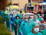 Sanitarios españoles durante la crisis del coronavirus en la puerta de un hospital