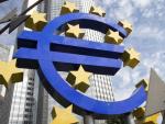 Vista de la escultura con el logo del euro que decora los alrededores de la sede del Banco Central Europeo (BCE) en Fráncfort (Alemania). Efe