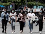 Un grupo de personas pasean con sus mascarillas puestas por la Avenida Carlos III de Pamplona. /EFE