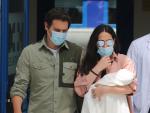 Malú y Albert Rivera abandonan el hospital con su hija Lucía