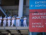 Varios sanitarios observan desde una pasarela en plena crisis del coronavirus en un hospital catalán