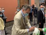 El Rey firma un balón en Canarias: "No tengo por costumbre hacerlo en uno"