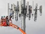 Fotografía del 9 de diciembre de 2019 donde aparecen trabajadores de Verizon instalando una torre celular para la próxima red de quinta generación (5G) en Orem, Utah (EE.UU.)