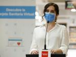 La presidenta de la Comunidad de Madrid, Isabel Díaz Ayuso, da un discurso para presentar la Tarjeta Sanitaria Virtual, este lunes, en una farmacia madrileña.