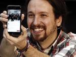 Pablo Iglesias muestra su móvil en una imagen de archivo