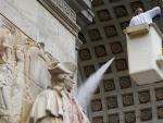 Un operario limpia una estatua de George Washington, quien siempre defendió el papel clave de España para la independencia