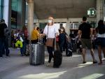 Viajero maletas aeropuerto llegadas mascarilla coronavirus Palma de Mallorca