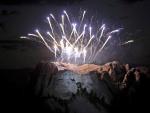 Los fuegos artificiales sobrevuelan el Monte Rushmore en el inicio de las celebraciones por el 4 de julio en Estados Unidos