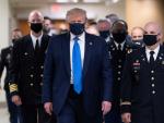 Trump aparece por primera vez con mascarilla en su visita a un centro médico militar