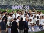 Los jugadores del Real Madrid celebran la consecución del título de liga tras su victoria ante el Villarreal