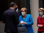 El presidente del Gobierno Pedro Sánchez saluda a la canciller alemana Angela Merkel
