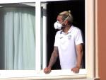 En la imagen, el jugador del Fuenlabrada Chico Flores, se asoma este miércoles a una ventana del hotel Finisterre donde permanecen confinados.