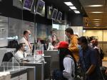 Viajeros en e Aeropuerto de Barajas durante la crisis del coronavirus