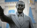 Fotografía de la estatua de Walt Disney en uno de sus parques temáticos.