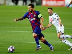 Leo Messi se marcha de un jugador del Nápoles en la vuelta de octavos de la Champions