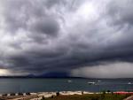 Nubes de tormenta este miércoles por la tarde en la Bahía de Santander. La Agencia Estatal de Meteorología (Aemet)