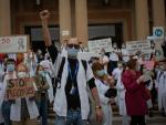 Imagen de una protesta de sanitarios durante la pandemia del coronavirus para reclamar más medios y personal