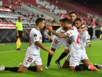 Los jugadores del Sevilla celebran el gol del empate en la semifinal contra el Manchester United