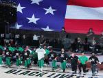 Varios jugadores de los Boston Celtics se arrodillan para protestar contra el racismo antes de comenzar un partido