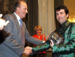 Xavier Sala i Martín recibe del rey Juan Carlos I un premio económico en el año 2004