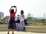 Dos turistas posan para hacerse una fotografía este verano en Barcelona