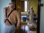 Un operario desinfecta una habitación en una residencia de mayores