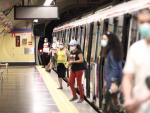 Varios usuarios descienden del Metro de Madrid durante el verano