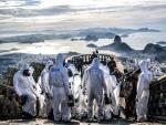 Varios militares con trajes protectores se disponen a desinfectar el Cristo Redentor de Río de Janeiro