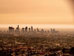 Panorámica del centro de Los Ángeles el pasado jueves, cuando amaneció nublado por el humo de los fuegos