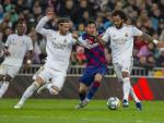 Messi disputa un balón entre Ramos y Marcelo, en el último clásico jugado antes de la pandemia