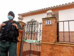 Un agente de la Guardia Civil de Zafra (Badajoz) vigila la vivienda del autor confeso de la muerte de Manuela Chavero