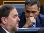 Oriol Junqueras pasa por delante de Pedro Sánchez en el Congreso