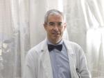 Emilio Bouza, el microbiólogo de la pajarita que tutea a los virus dará la cara por la CAM
