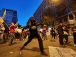 Integrantes de los CDR arrojan bolsas de basura ante la subdelegación del Gobierno durante una manifestación en Girona