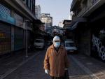 Un hombre con máscara y guantes va a la compra en Tesalónica (Grecia)