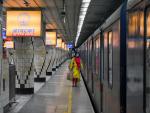 Una mujer espera el metro en Kolkata, India, durante un nuevo confinamiento del país