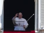 El Papa Francisco durante oración del Ángelus desde su ventana con vista a la Plaza de San Pedro en el Vaticano