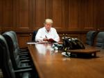 Fotografía cedida por la Casa Blanca que muestra al presidente de los Estados Unidos, Donald J. Trump, mientras trabaja en la sala de conferencias del Centro Médico Militar Nacional Walter Reed