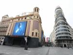 Fachada de los Cines Callao en la que se ve una pantalla con un crespón azul durante el pasado mes de abril