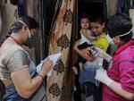Varios voluntarios realizan pruebas puerta a puerta en Bombay, India