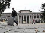 Un turista solitario pasa por delante del Museo del Prado en Madrid