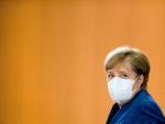 Angela Merkel llega con mascarilla a una reunión del Gobierno en la sede de la Cancillería