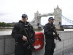 Policías patrullan el Puente de Londres, en imagen de archivo