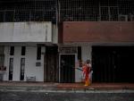 Un empleado sanitario desinfecta la calle y varios edificios en Malasia