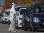 Decenas de coches hacen cola ante el hospital de campaña de La Fe de València para la realización de pruebas de detección de covid-19