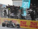 Hamilton remontó desde la sexta plaza en una carrera loca para ganar su 94 gran premio