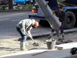 Unos trabajadores echan cemento en un una obra en Las Palmas de Gran Canaria.