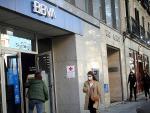 Una oficina de BBVA y otra de Banco Sabadell en la calle Génova de Madrid