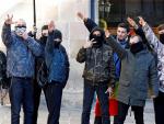 Varios asistentes al acto del líder de Vox, Santiago Abascal, en Barcelona, realizan saludos fascistas durante el acto organizado por la formación