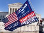 Un seguidor de Donald Trump se manifiesta en la puerta del Tribunal Supremo de EEUU